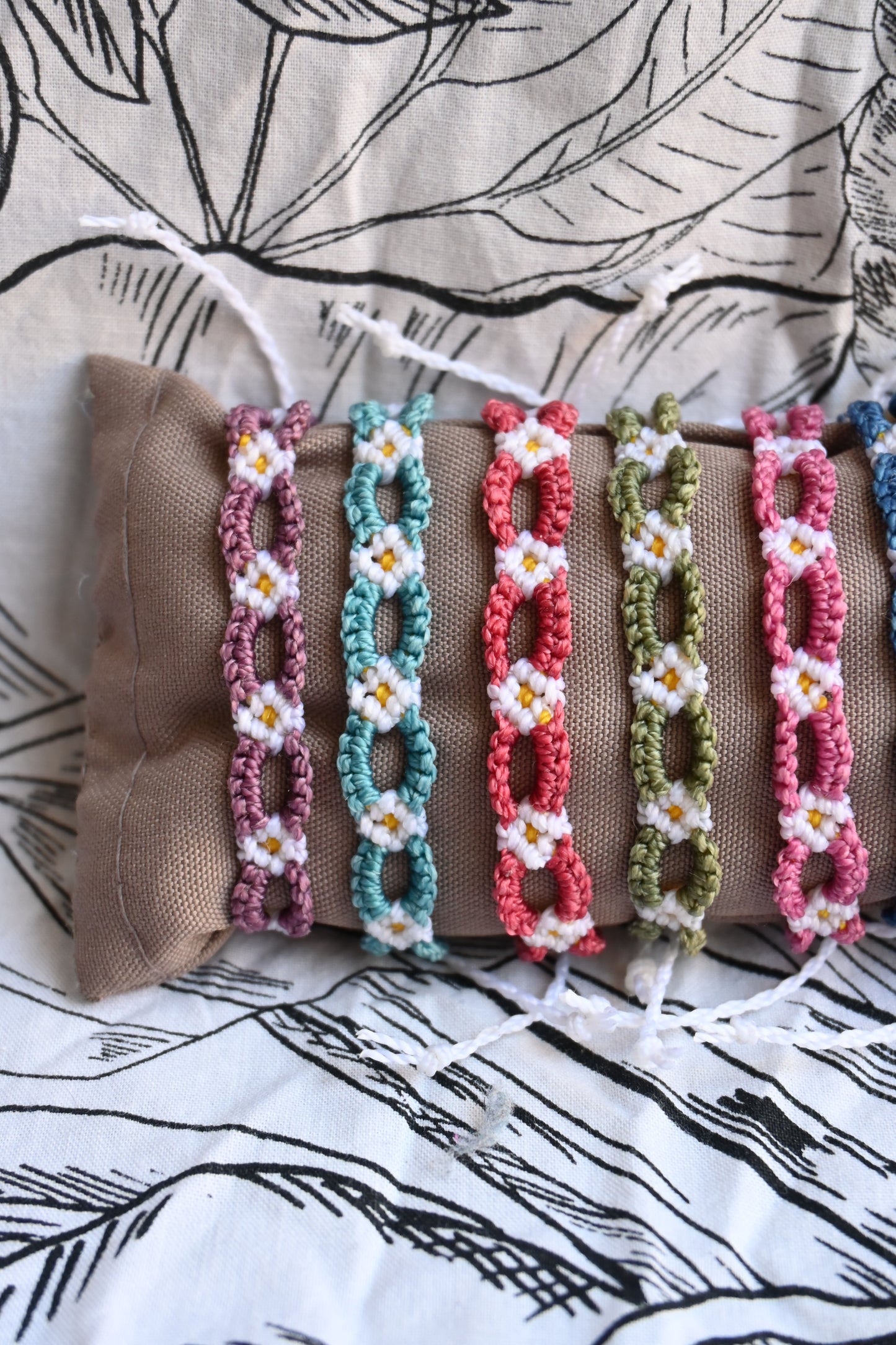 Bracelets marguerites micro-macramé